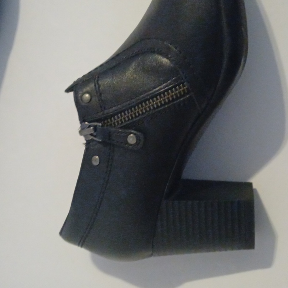 Clarks Shooties Genuine Black Leather Sz9M. 2 Inch Heel. Side Zipper. Cute! EUC! - Picture 8 of 9